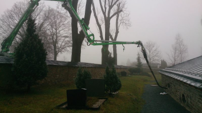 Betonpumpe pumpt Beton in Gruft