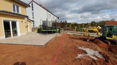 Terrasse wird gebaut und Außenanlagen angelegt