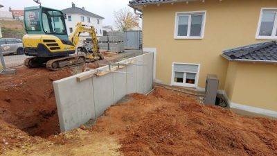 Stützwand wird gebaut