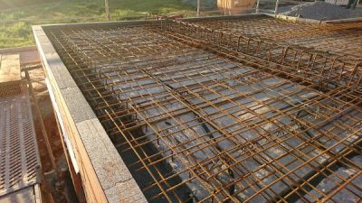 Stahlbeton wird in Decke gelegt