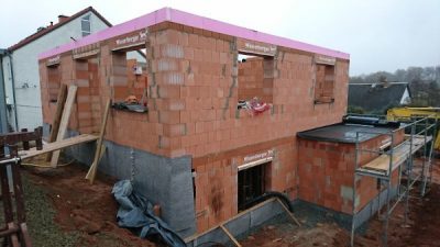 Baufortschritt Rohbau für Einfamilienbau wird hochgezogen